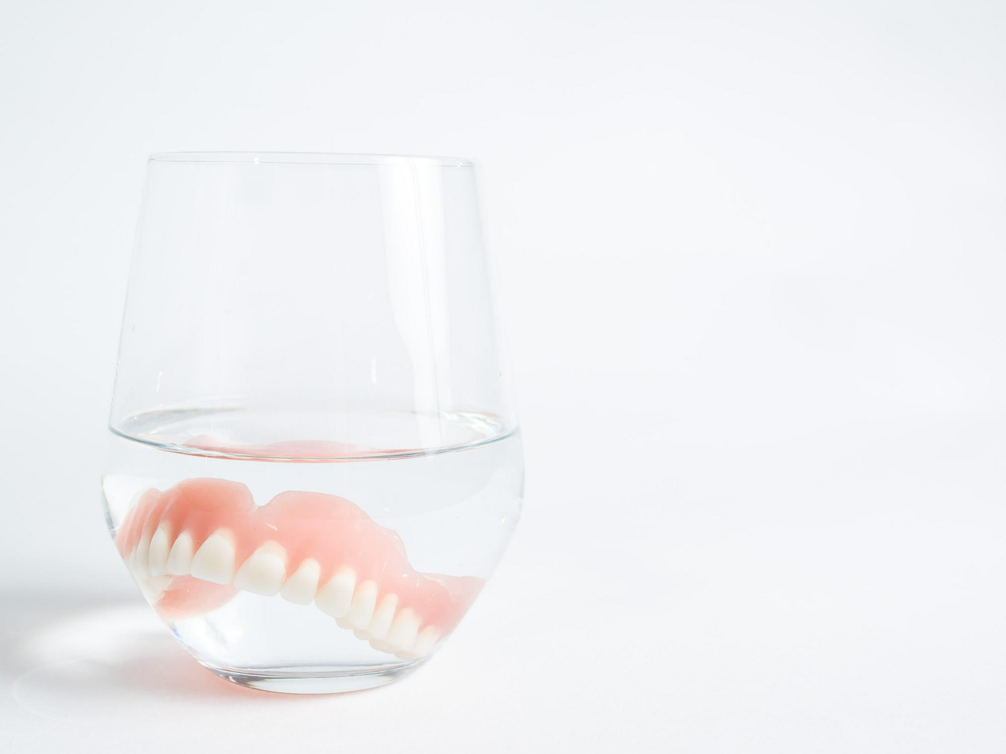 Zahnprothesen perfekt pflegen